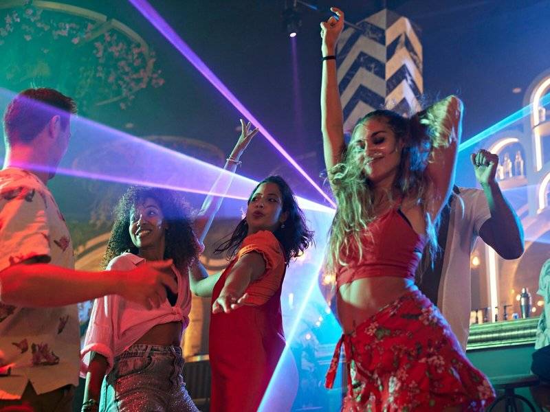 Gruppe von Frauen und Männern tanzt in einem Nachtclub im Magic Life Jacaranda Hotel.