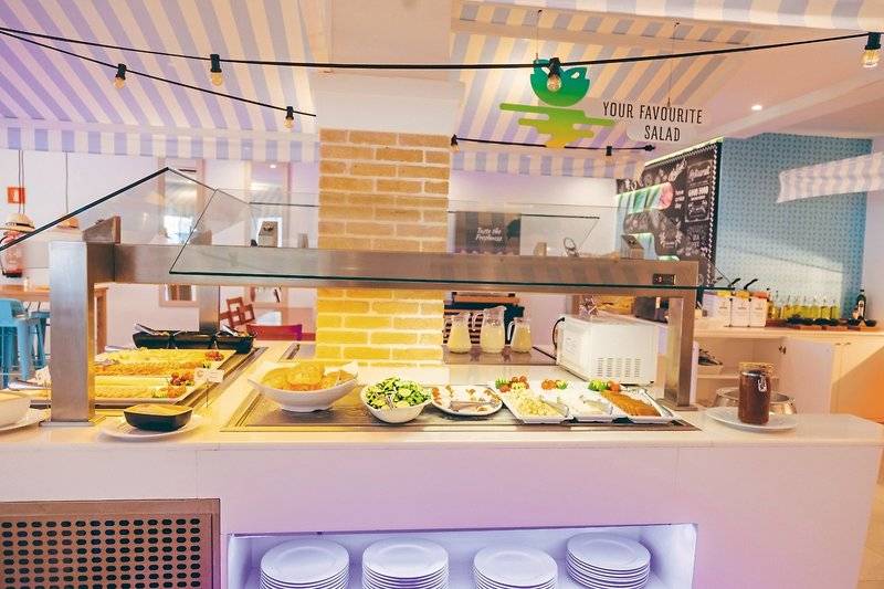Speisebereich im Calimera Balansat Resort mit Buffet und Salatauswahl.