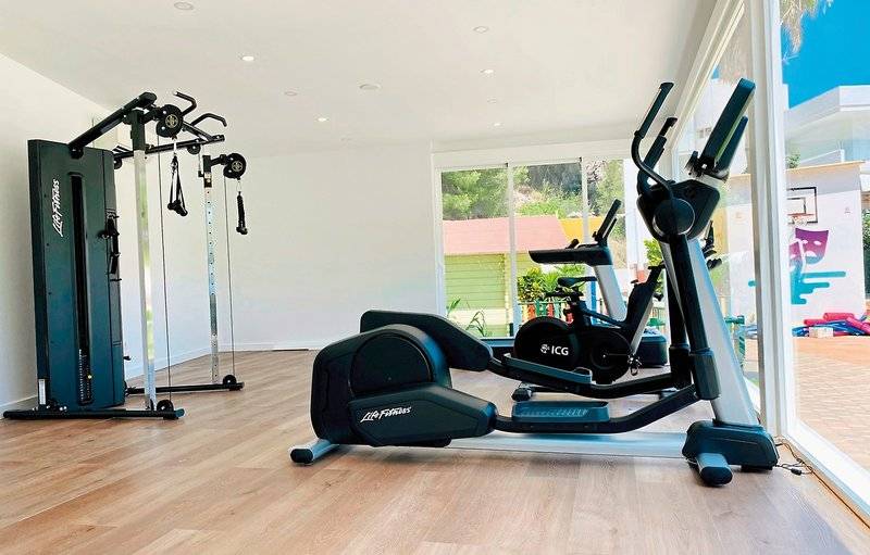 Fitnessraum im Calimera Balansat Resort mit Laufband und Hantelbank.