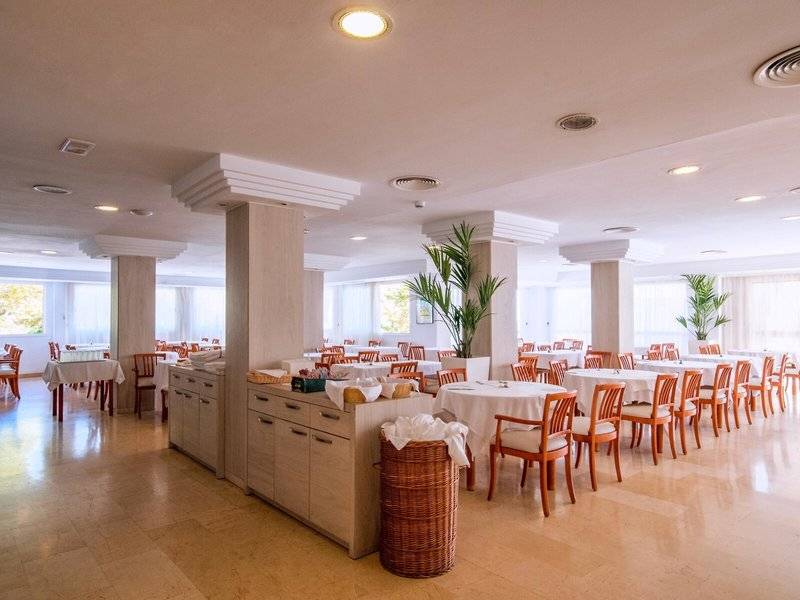 Frühstücksraum des Canyamel Classic Hotels mit vielen Tischen und Stühlen.