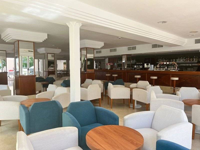 Loungebereich des Canyamel Classic Hotels mit vielen weißen und blauen Stühlen und Tischen.