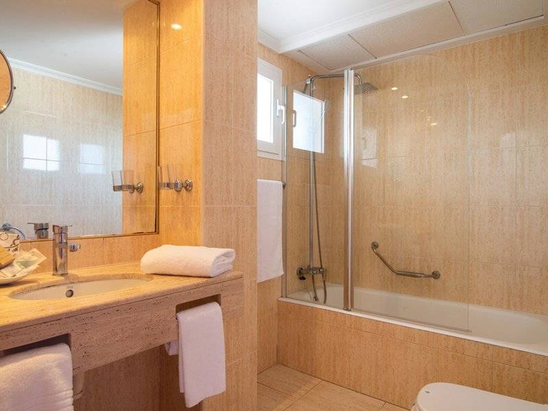 Badezimmer im Canyamel Classic Hotel mit Badewanne, Dusche und Waschbecken