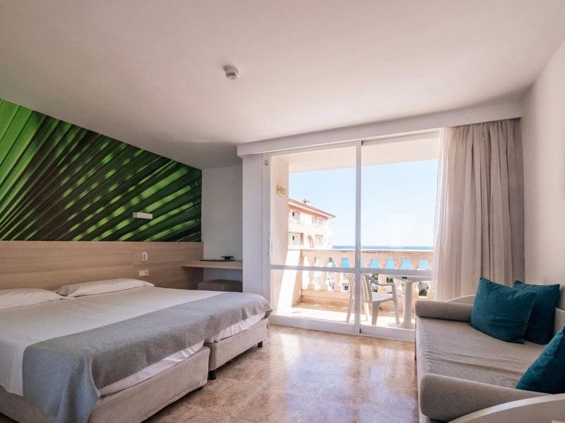 Doppelzimmer im Canyamel Classic Hotel mit Blick auf das Meer und einem Balkon.