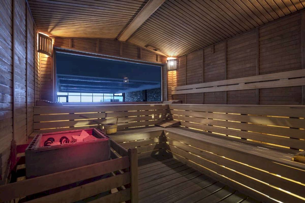 Innenansicht der Sauna im Granada Luxury Hotel Okurcalar mit Holzwänden und Sitzbänken.