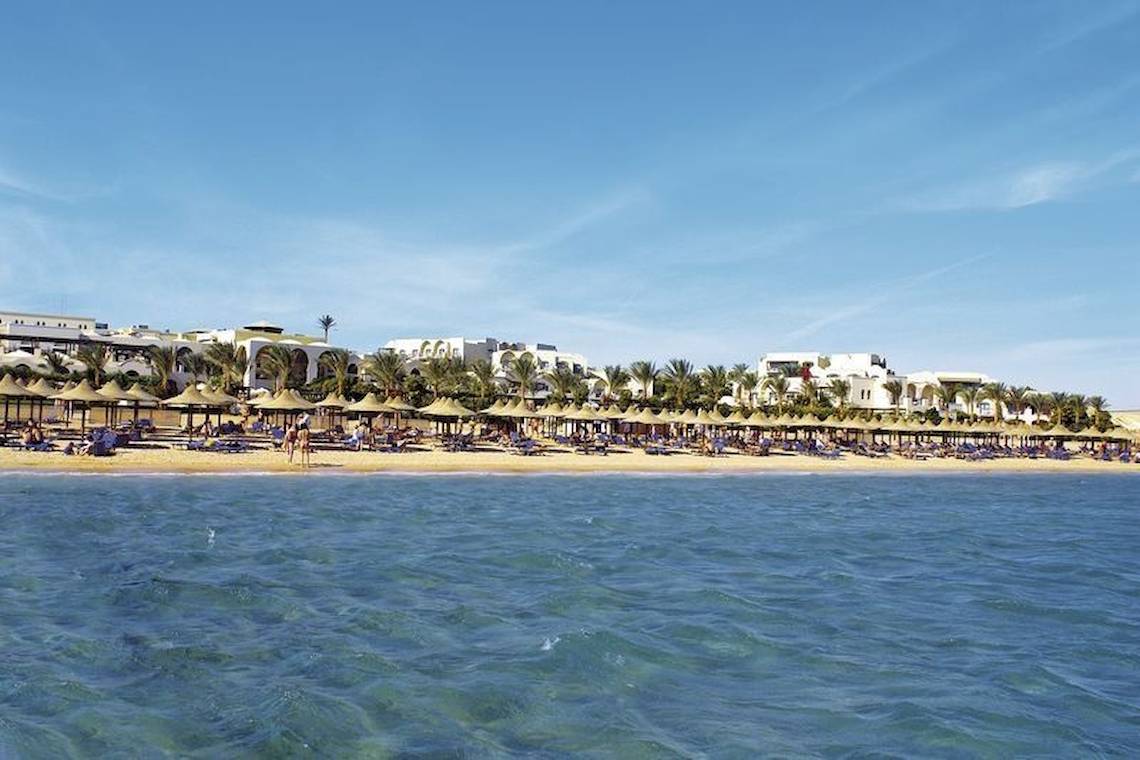 Außenansicht des Jaz Belvedere Resorts mit Strand, Palmen und Gebäuden