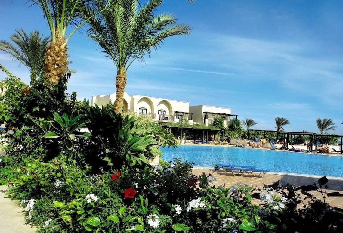 Außenbereich des Jaz Belvedere Resorts mit Pool und Gebäuden