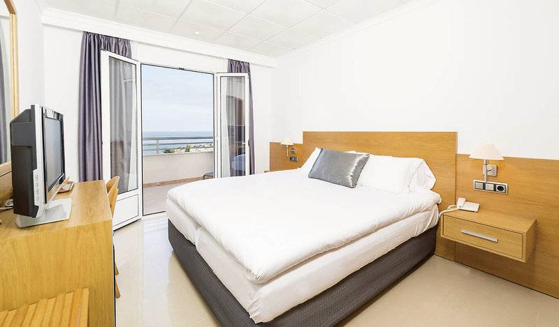 Doppelbettzimmer im Tahiti Hotel mit Meerblick, Fernseher und Schreibtisch