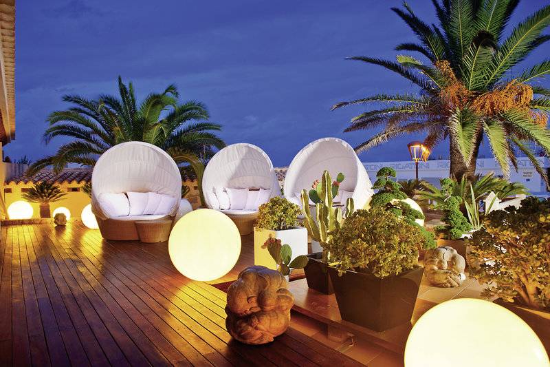 Nachtansicht der Terrasse des Tahiti Hotels mit Loungemöbeln und beleuchteten Kugeln.