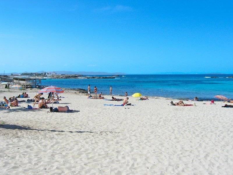 Leute sonnenbaden und entspannen am Strand nahe Apartamentos Es Pujols