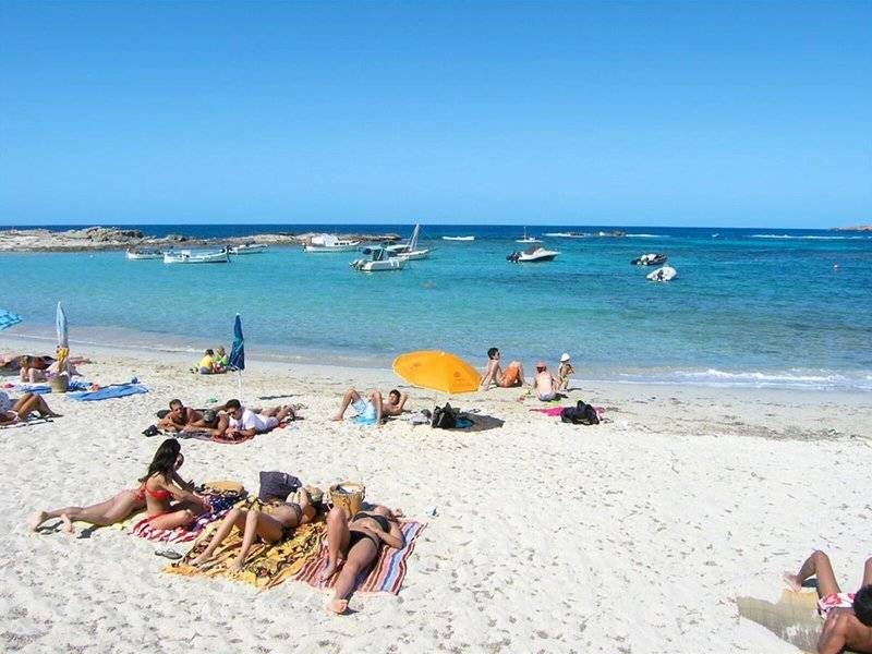 Strandszene mit vielen Leuten und Booten im Hintergrund, Apartamentos Es Pujols