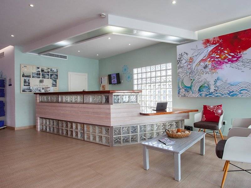 Rezeptionsbereich des Rosales Formentera Hotels mit modernem Design und bunten Wandmalereien.