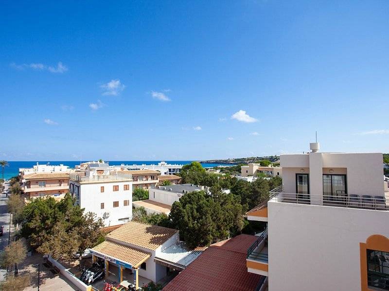 Blick auf die Stadt von den Rosales Formentera Apartments mit Blick auf das Meer.
