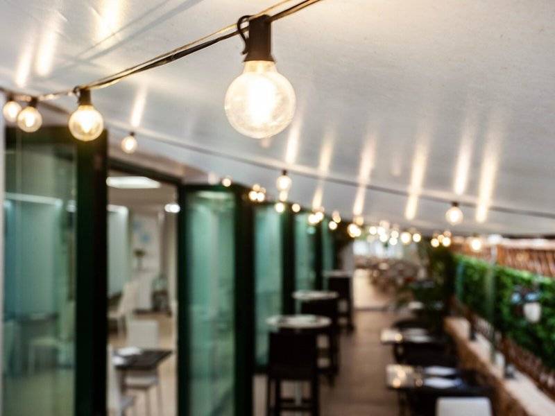 Rosales Formentera Terrasse mit hängenden Lichtern und Tischen