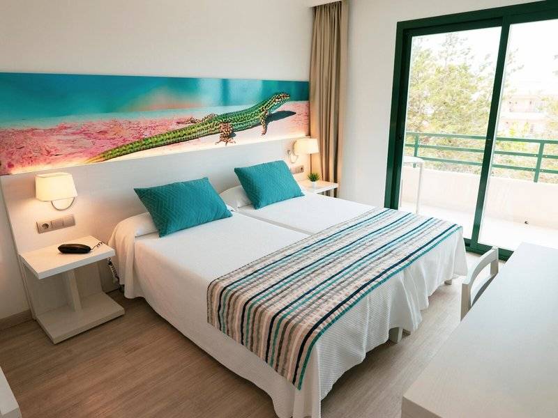 Rosales Formentera Hotel Schlafzimmer mit Doppelbett und Balkon, einer Wandmalerei von einer Eidechse