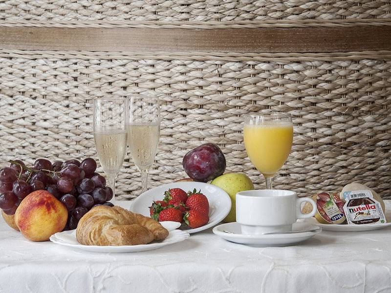 Frühstücksbuffet im Hotel Voramar Formentera mit Früchten, Croissants und Getränken.