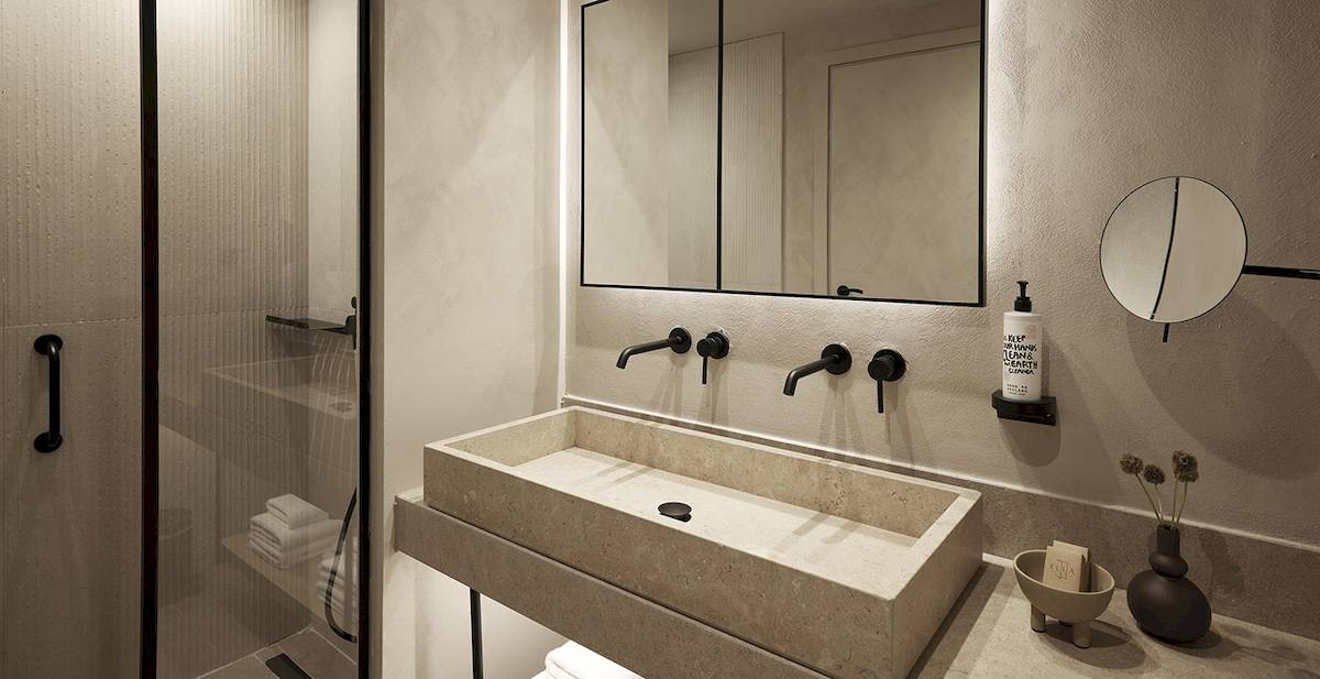 Badezimmer im Helea Lifestyle Beach Resort mit einer großen Waschbecken, Spiegel und Handtuchhalter