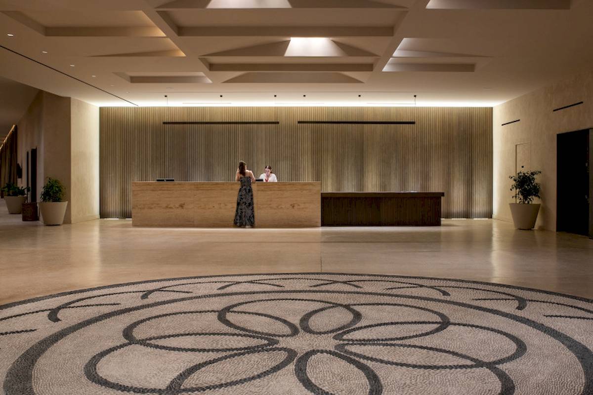 Lobby des Helea Lifestyle Beach Resort mit Empfangstresen und zwei Personen