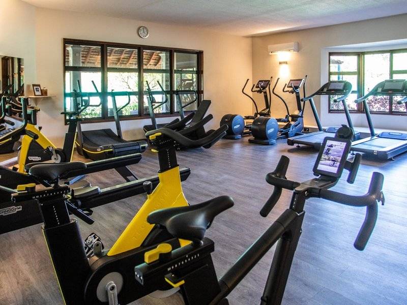 Fitnesscenter im Paradis Beachcomber Golf Resort & Spa mit verschiedenen Trainingsgeräten.