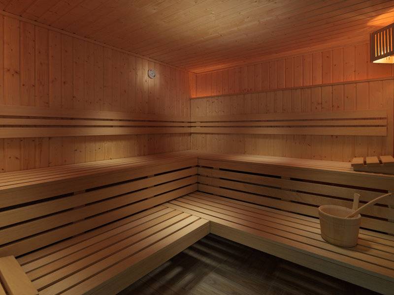 Innenansicht der Sauna im H10 Tenerife Playa Hotel mit Holzbänken und einem Holzeimer