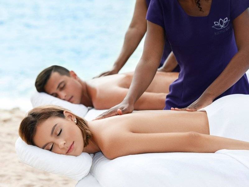 Massage am Strand im Sugar Bay Barbados Hotel.