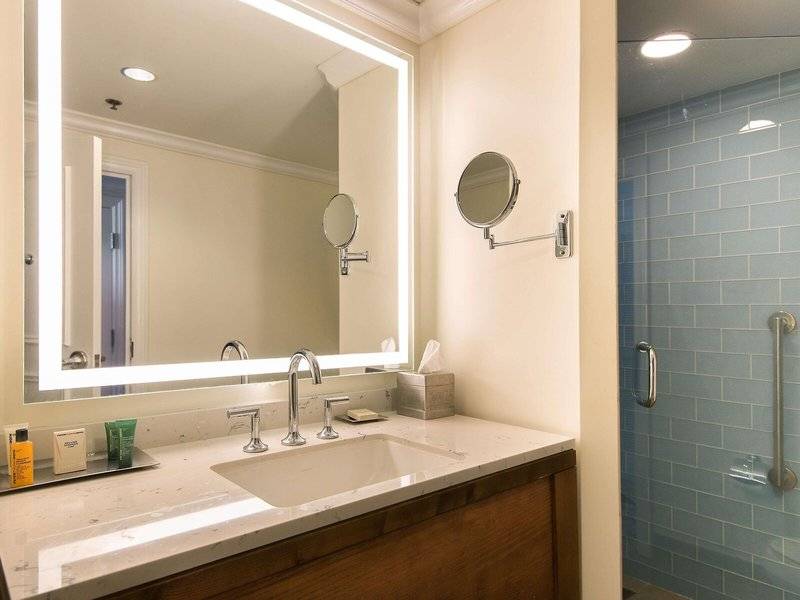 Badezimmer im Hilton Barbados Hotel mit Spiegel und Dusche