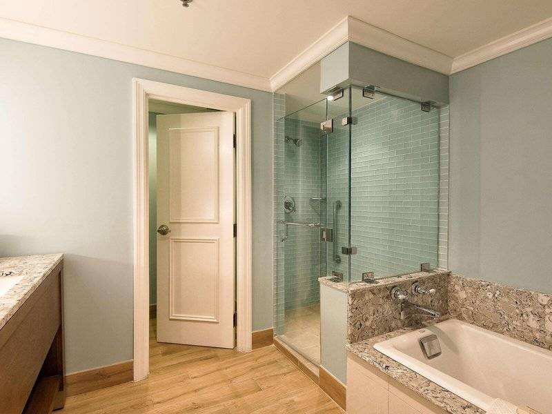 Badezimmer im Hilton Barbados mit Duschkabine und Badewanne