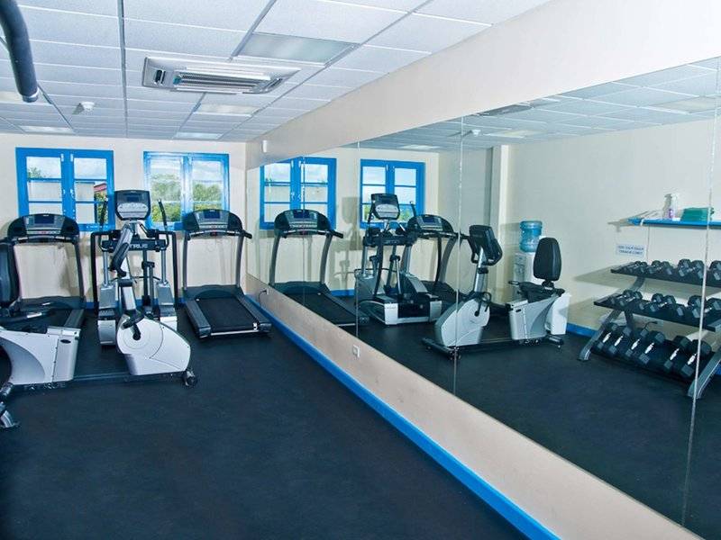 Fitnessbereich des Rostrevor Hotels mit Laufbändern, Spinrädern und Hanteln.
