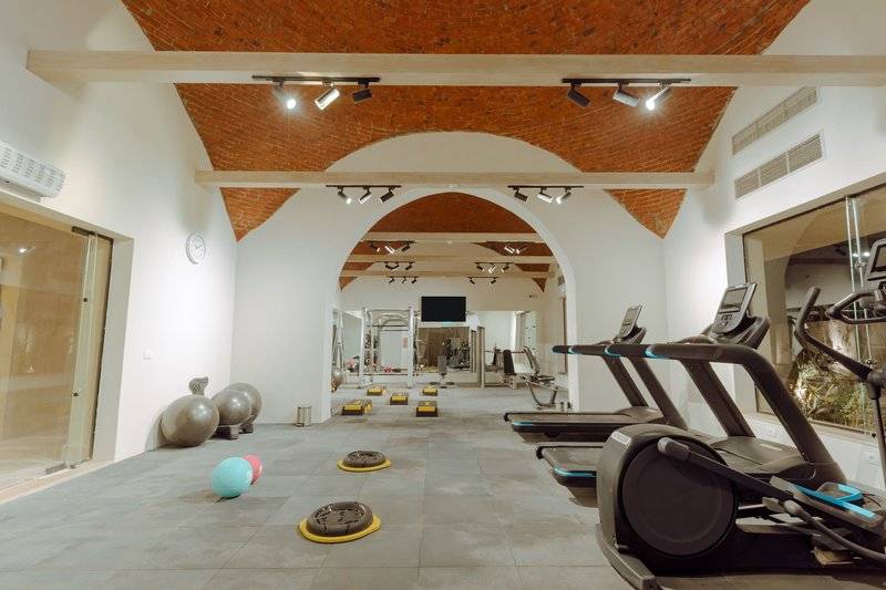Fitnessstudio im Sunrise Anjum Resort mit Laufbändern und Trainingsgeräten