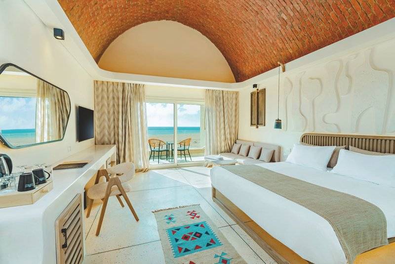 Innenansicht eines Zimmers im Sunrise Anjum Resort mit Blick auf das Meer.