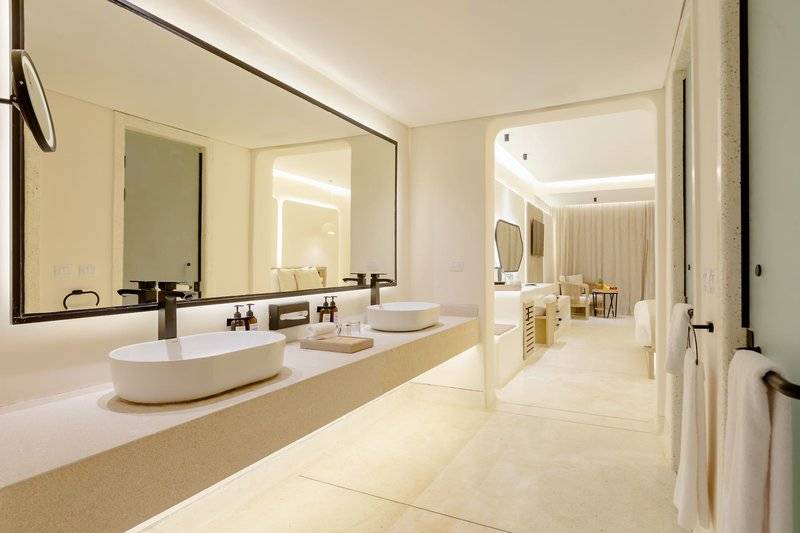 Doppelwaschbecken im Badezimmer des Sunrise Anjum Resorts mit großem Spiegel und hellem Innenraum.