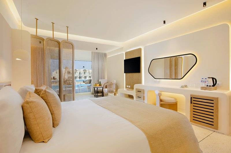 Suite Zimmer im Sunrise Anjum Resort mit Blick auf den Pool.