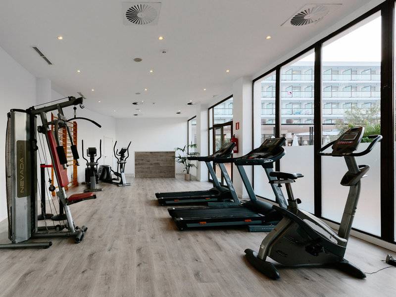 Fitness-Center im AluaSoul Ibiza Hotel mit Laufbändern und anderen Geräten