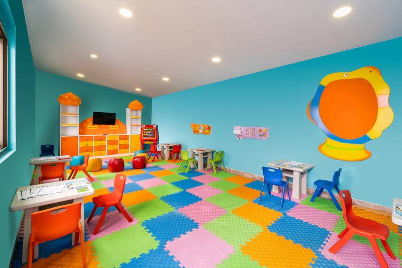 Kinderzimmer im Sensitive Premium Resort & Spa mit bunten Möbeln und Teppichen