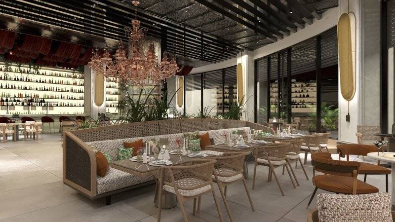 Innenansicht des Ethno Belek Restaurants mit Tisch, Stühlen, einem großen Kronleuchter und Regalen mit Flaschen.