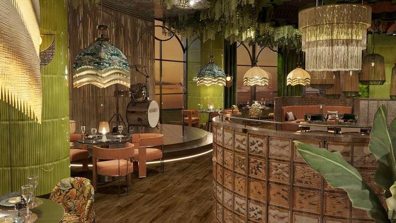 Innenansicht des Ethno Belek Restaurants mit grünen Wänden, Holzboden, und dekorativen Lampen.