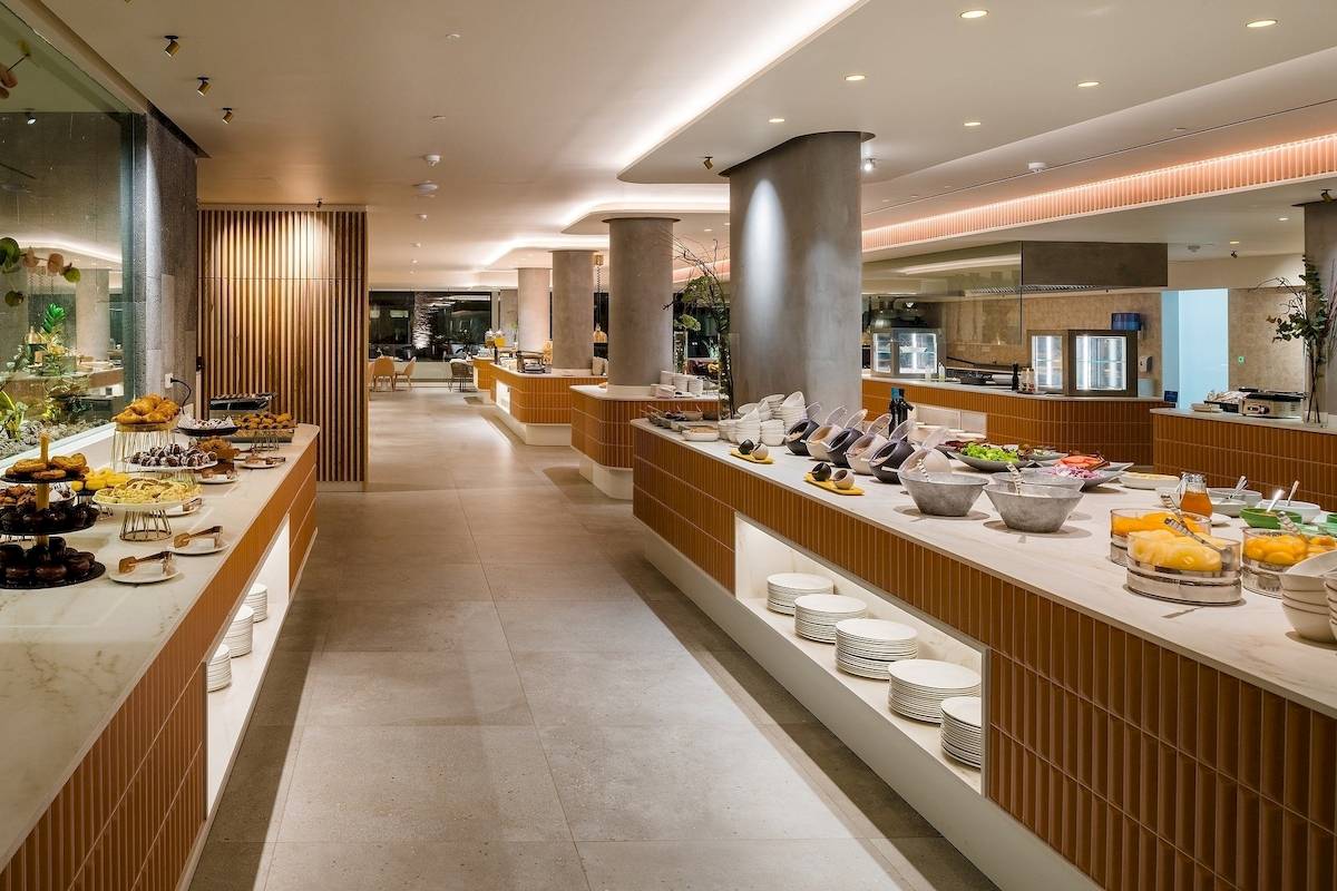 Frühstücksbuffet im Plus Fariones Suite Hotel mit vielen süßen und herzhaften Gerichten.