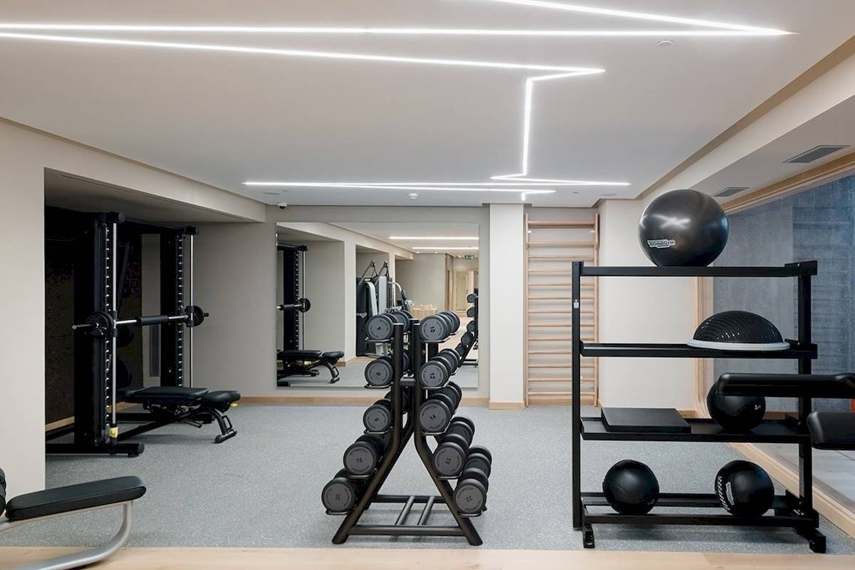 Fitnessraum im Plus Fariones Suite Hotel mit Geräten und Trainingsbällen.