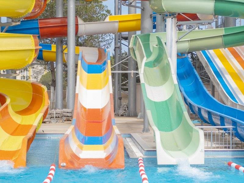 Mehrere bunte Wasserrutschen im Ducale Lara Hotel
