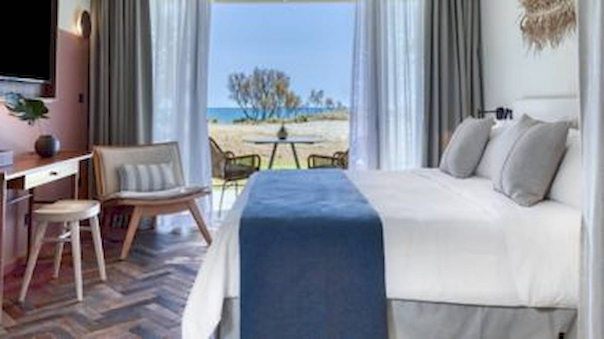Zimmer im Domes Aulus Zante mit Blick auf das Meer und eine Terrasse davor.