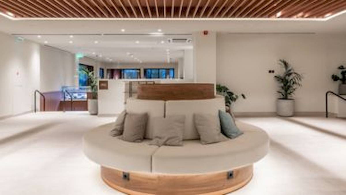 Empfangsbereich des Domes Aulus Zante Hotels mit runder Couch und Pflanzen