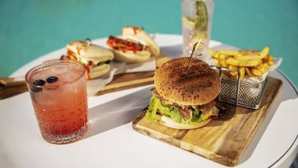 Ein Tisch mit Essen und Getränken vor dem Domes Aulus Zante Hotel.