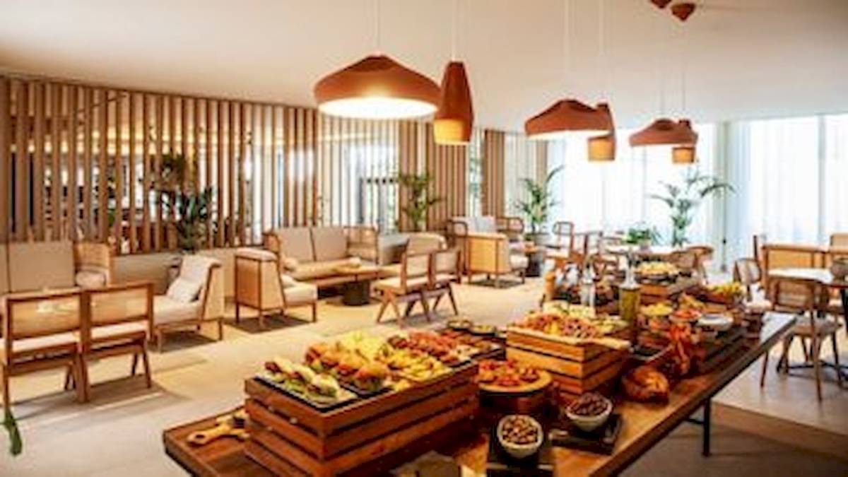 Buffet im Domes Aulus Zante Restaurant mit verschiedenen Gerichten und Holzmöbeln.