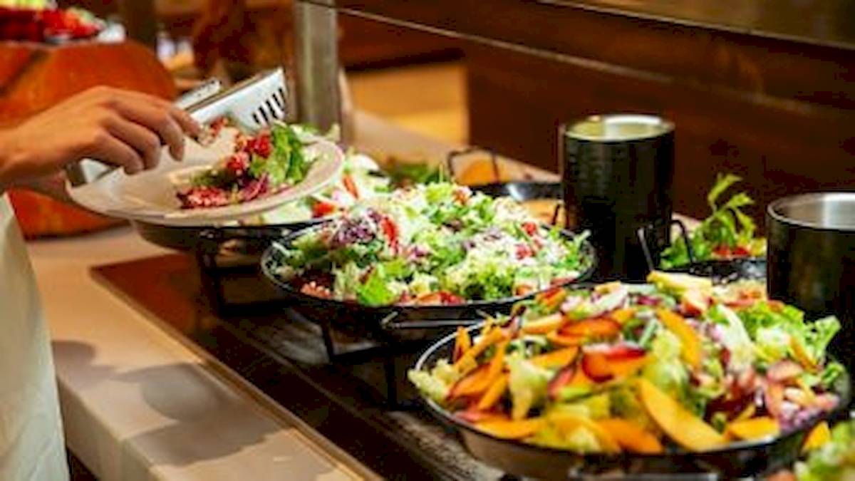 Buffetsalat-Buffet im Hotel Domes Aulus Zante mit verschiedenen Salaten in schwarzen Schüsseln.
