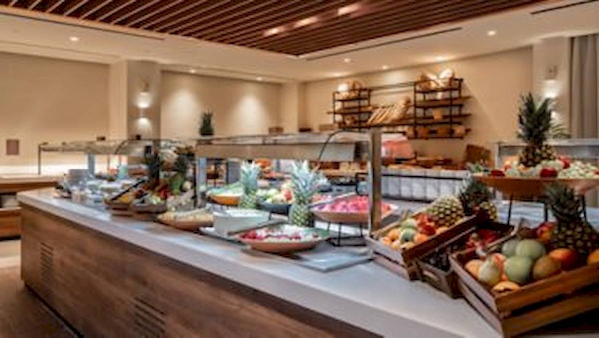 Buffet im Domes Aulus Zante Hotel mit verschiedenen Obst- und Gemüseplatten.