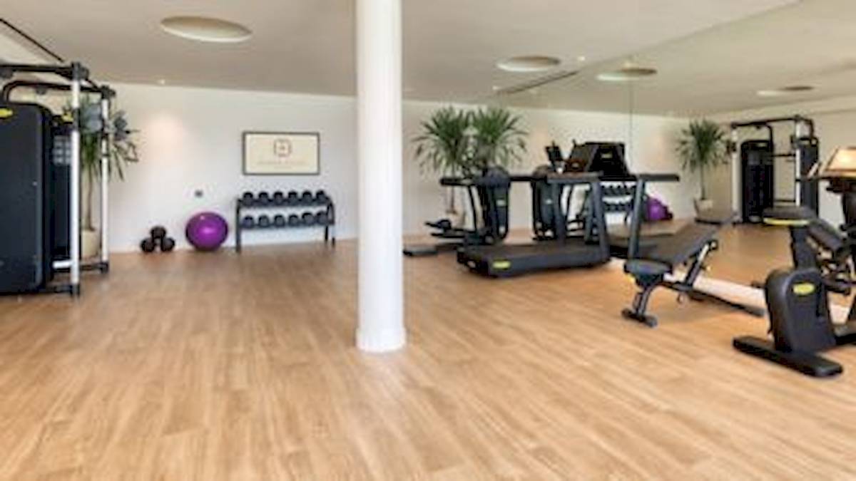 Fitnessraum im Domes Aulus Zante Hotel mit diversen Trainingsgeräten und Pflanzen.