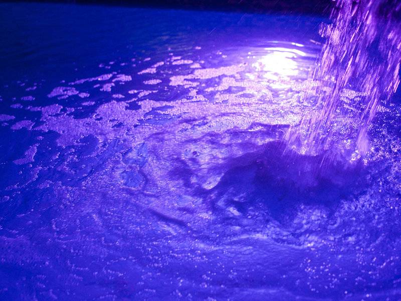 Wasserfall im Pool des Baia Imperiale Hotels bei Nacht mit blauer Beleuchtung
