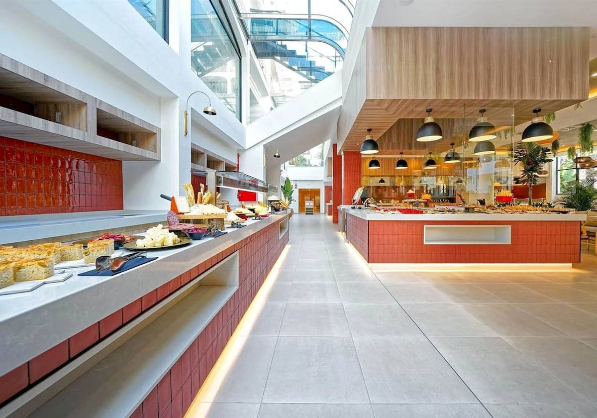 Buffetbereich im H10 Costa Mogan Hotel mit roten Kacheln und verschiedenen Gerichten.