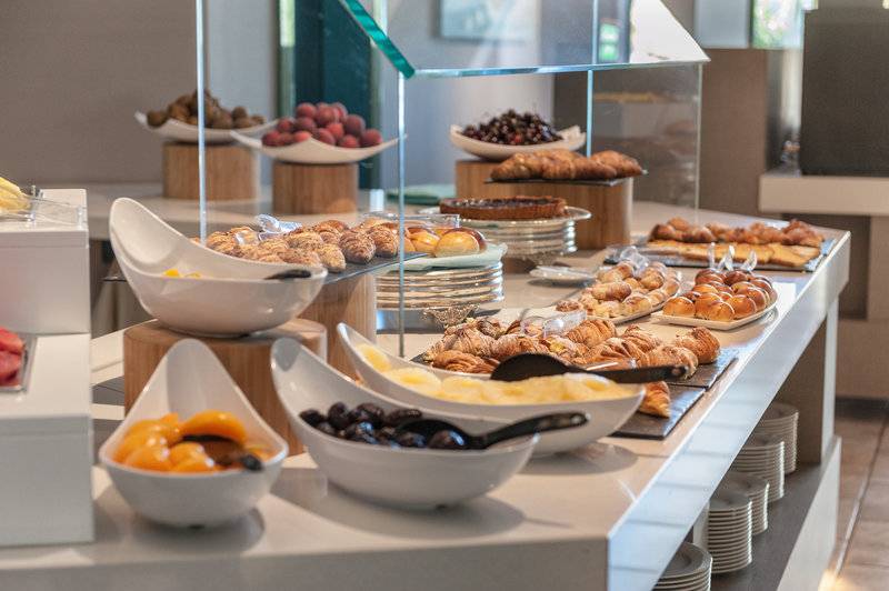 Frühstücksbuffet im Acacia Marina Hotel mit verschiedenen Gebäck, Früchten und Desserts.