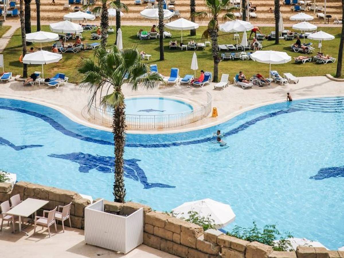 Luftaufnahme des Cesars Side Hotels mit Swimmingpool, Liegestühlen und Palmen am Strand