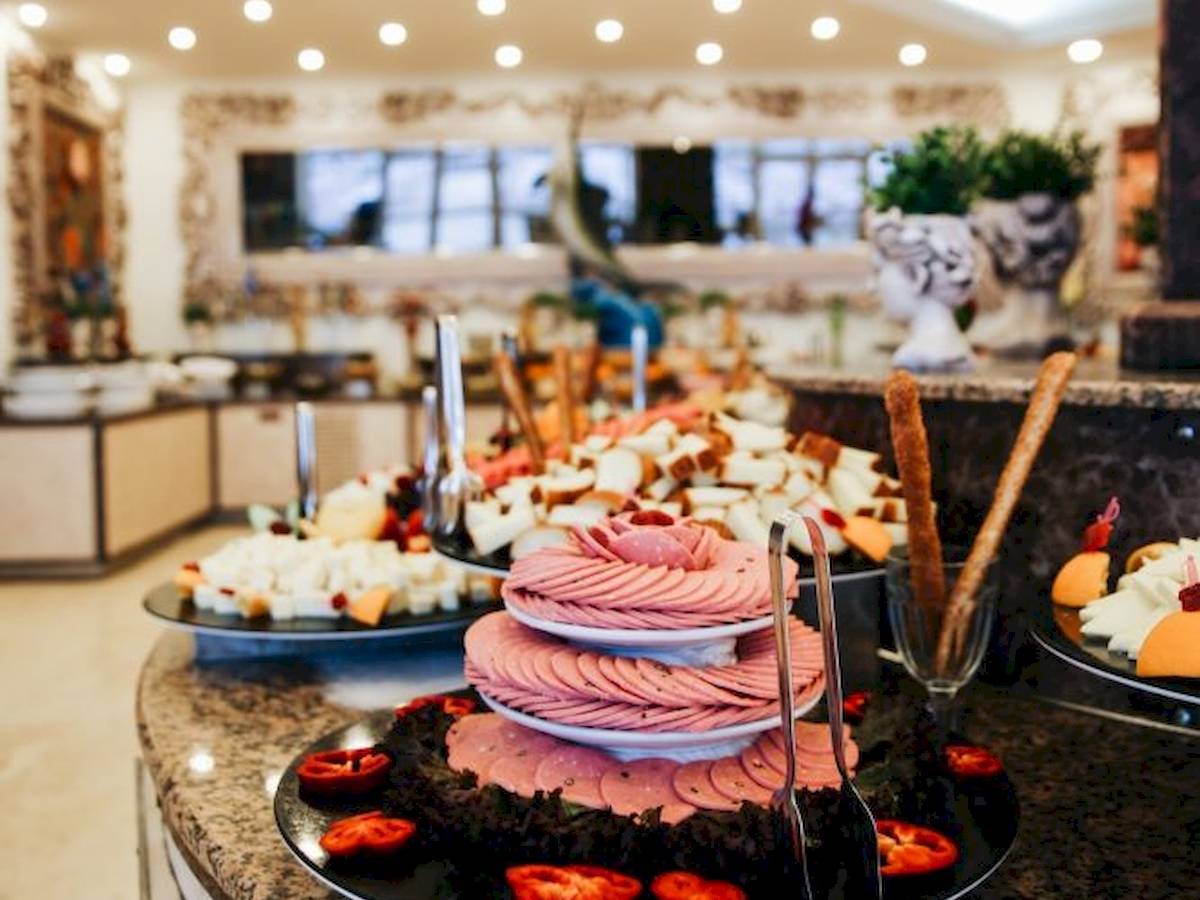 Buffet-Tisch im Cesars Side Hotel mit verschiedenen Gerichten und Speisen.